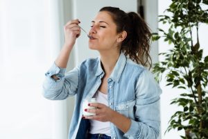 En kvinne som nyter yoghurten sin